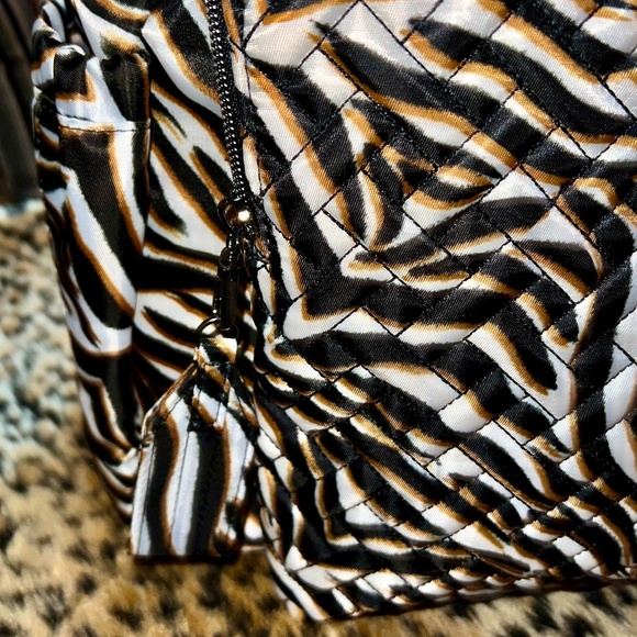 Lug - Sonata Convertible Tote    NWOT'S     Zebra Sand - Picture 6 of 15